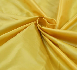 Porcellana Il tessuto del taffettà dell'oro dell'indumento, l'unità di elaborazione 100% del poliestere/PA ha ricoperto il taffettà del poliestere fornitore