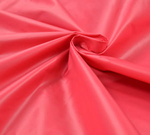 Porcellana Tessuto rosso/giallo/di rosa poliestere del taffettà per allineare il tessuto dell'indumento fornitore