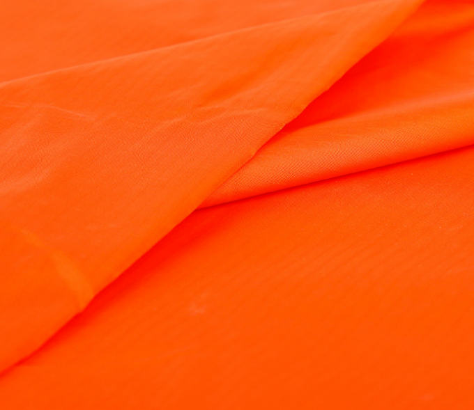 Il prodotto di nylon intessuto tinto pianura 300T ha personalizzato il colore per gli abiti sportivi